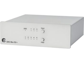 Convertitore audio Pro-Ject DAC Box S2+ grigio chiaro visto di tre quarti dal davanti con pannello frontale dotato di spie e pulsanti Input Filter