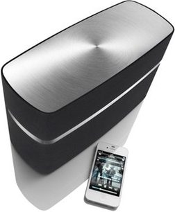 Trådløs tilsluttet højttaler Bowers & Wilkins A5 i sort og sølv, set forfra i perspektiv, med smartphone der viser brugergrænsefladen