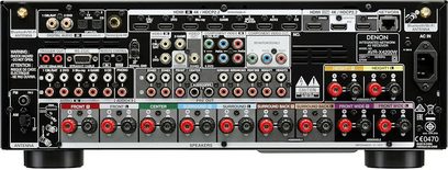 Forsiden af en sort Denon AVR-X4200W hjemmebiografsforstærker med talrige stik, knapper og central LED-skærm
