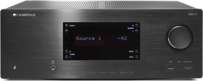 Mat sort frontpanel på en Cambridge Audio CXR120 hjemmebiografsforstærker, LCD-skærm, runde knapper, drejeknap