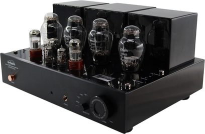 Line Magnetic LM-300IA sort integreret stereo rørforstærker med metalkabinet, set fra trekvart forfra, med blank topplade, der rummer seks synlige rør, tre sorte transformatorhætter og en mat front med en stor volumenknap, en vælger og en kobberfarvet trykknap