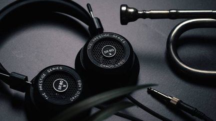 Sorte hovedtelefoner i plastik og metal, ørekopper med gitter SR80x, set oppefra, 6,35 mm jack og kabel til højre