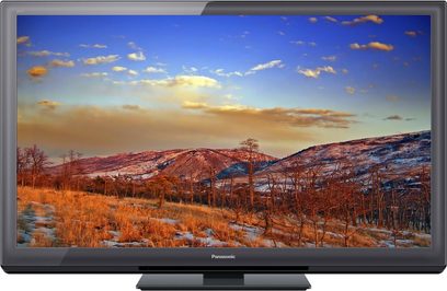 Panasonic TX-P50ST30 fladskærms-tv, der viser et snedækket bjerglandskab med nøgne træer under en overskyet himmel ved solnedgang