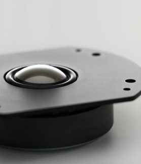 Tweeter negru cu dom argintiu și placă de fixare perforată, în prim-plan din unghi de trei sferturi