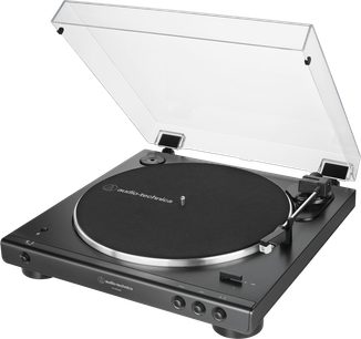 Sort Audio Technica AT-LP60XBT pladespiller set i trekvart profil, gennemsigtigt låg slået op, tonearm placeret ved siden af