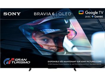 Sony BRAVIA 6 OLED-tv, der viser en hjelmklædt Gran Turismo-kører med Google TV- og Gemini-logoer