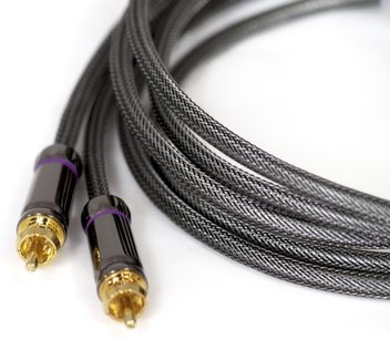 Sort flettet lydbakke med forgyldte RCA-stik, set tæt på i perspektiv, på hvid baggrund