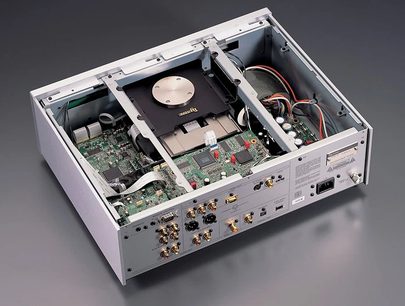 Åben Esoteric DV-60 4K Blu-ray-afspiller, set ovenfra i dyb vinkel, med synlige indvendige elektroniske og mekaniske komponenter