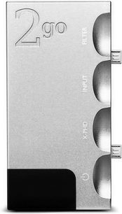 Síťový audio přehrávač Chord Electronics 2 GO stříbrný, pohled zepředu, 4 kulatá tlačítka, LCD displej, konektory vpravo