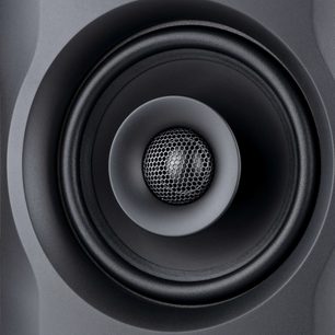 Sprednji pogled na aktivni zvočnik Fluid Audio FX50, okrogel zvočnik za šesterokotno kovinsko mrežico, ohišje v matem črnem odtenku