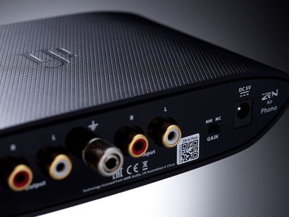 Předzesilovač gramofonu iFi Audio Zen Air Phono černý, zadní pohled zblízka, barevné RCA konektory a přepínač, kovový gril