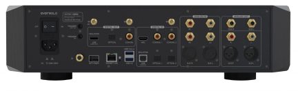 Rückansicht des schwarzen Audiogeräts, RCA-, XLR-, USB-, LAN-, SFP-Anschlüsse, Stromversorgung, Schalter, weiße Etiketten