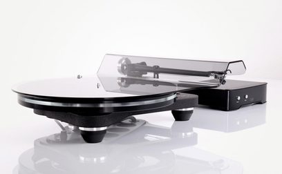Rega Planar 8 mat sort pladespiller med tonarm, pickup, pladeskål og Neo PSU MK2-strømforsyning, set fra en trekvart forvisning