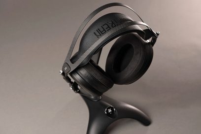 Tilbehør for HI-FI hodetelefoner Meze Audio Manta, sett fra siden, hodebøyle i karbonfiber, sorte puter, sort stativ
