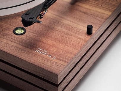 Gramofon Music Hall MMF-9.3 v ořechovém provedení, černé rameno, kazeta, vodováha, otočný knoflík, identifikační štítek
