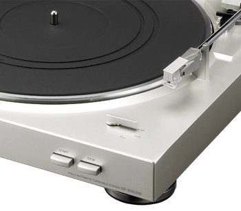 Denon DP-200USB sølvfarvet pladespiller, tæt øjebliksbillede ovenfra, mat sort pladedrev, tonarm, start/stop-knapper