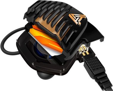 Audeze LCD-i4 åbne hi-fi-hovedtelefoner i sort og orange, set fra en trekvart vinkel forfra, med synlige magnetostatiske transducere