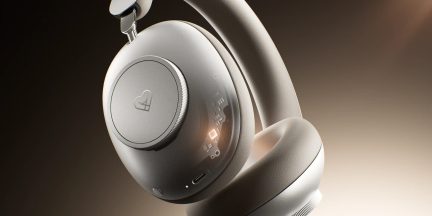 Vaaleanharmaa langaton over-ear-kuuloke, lähikuva korvakupista, jossa pyörivä säädin ja USB-C-portti