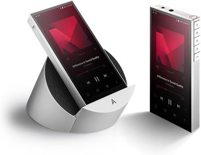 Odtwarzacz audiofilski Astell&Kern PD10 z srebrnego aluminium, z czarnym, aktywnym ekranem dotykowym, widok z trzech czwartych ukazujący dwie jednostki: jedna pochylona w szarej, półcylindrycznej podstawce, druga ustawiona pionowo z widocznymi bocznymi przyciskami