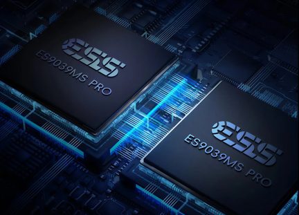 To sorte ESS ES9039MS PRO audio-chips på blåt printkort, nærbillede