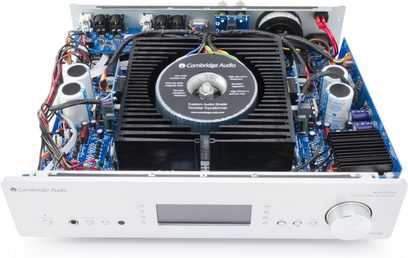 Hi-fi stereo zesilovač Cambridge Audio Azur 851A černý, pohled zepředu na vnitřní část, elektronické součástky na kovovém šasi