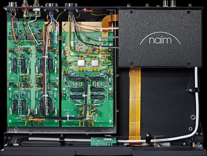Indvendigt syn af en åben Naim ND 555 netværksaudioafspiller, der viser grønne printplader og elektroniske komponenter