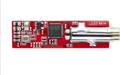 Levendige rode iFi Audio GO Link USB-audio-converter, bovenaanzicht van printplaat en zilveren elektronische componenten