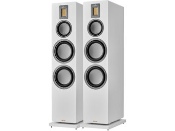 Coppia di diffusori da pavimento AudioVector QR7 SE, cabinet con finitura bianco opaco, tweeter a nastro dorato e tre altoparlanti circolari neri sovrapposti, vista di tre quarti anteriore