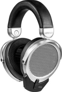 Auriculares Hifiman Deva Pro negros y plateados, vista de tres cuartos frontales, orejeras redondas, diadema acolchada