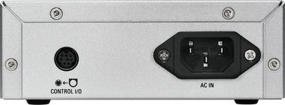 Nærbillede af bagsiden på Audio Technica AT-LPA2 hi-fi pladespiller med sølvfarvet kabinet i børstet metal, udstyret med rund multibenet CONTROL I/O-stik og sort IEC-strømindgang, med synlige skruer