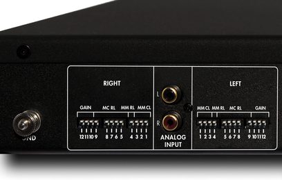 Electrocompaniet ECP-2 MKII sort phono-forforstærker, nærbillede af højre side med stik og justeringer