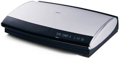 Czarny zestaw kina domowego Bose Lifestyle 18, widok z góry od przodu, cyfrowy wyświetlacz na przednim panelu pokazujący "DVD CHAP:9 1:14:38"