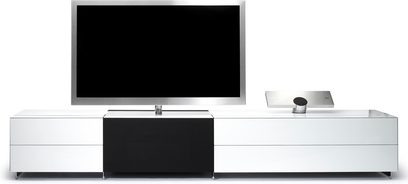 Hvid lakeret TV-møbel med sort fladskærm, sort kabinet, hvid hylde og high-tech-tilbehør placeret ovenpå