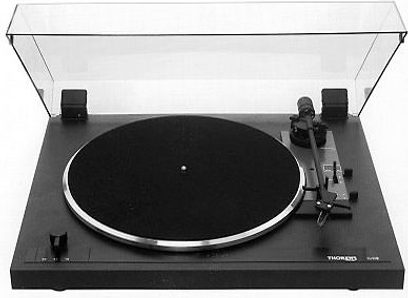 Thorens TD 170-1 sort pladespiller set forfra i et nedadgående perspektiv, sort pladespiller med sort pladespillerbakke, tonarm, på sort sokkel