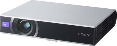 Sony VPL-CS21 sort/hvid videoprojektor, kompakt, linse til venstre, ventilationsgitter til højre