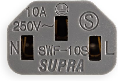 Nærbilde forfra av en hunnkontakt til Supra Lorad 2.5 IEC Fr 2m strømkabel, matt grå plastkasse med merking 10A 250V, jordingsymbol og tre rektangulære åpninger merket N og L