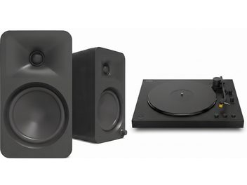 Giradischi Sony nero con braccio di lettura e coppia di diffusori neri, vista frontale e di tre quarti