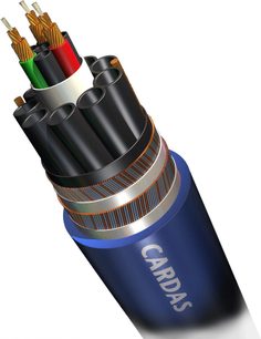 Kabel audio Cardas w satynowym niebieskim kolorze, zbliżenie na przekrój skośny ukazujący niebieską zewnętrzną osłonę, koncentryczny ekran z pomarańczowych drutów miedzianych otaczający srebrzystą warstwę metaliczną oraz koronę czarnych izolowanych rurek, wewnątrz których znajdują się trzy centralne przewody w zielonej, czarnej i czerwonej izolacji z plecionej miedzi