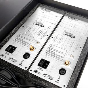 Rozširujúca karta pre hi-fi elektroniku, pohľad zhora, 2 strieborné kovové dosky s konektormi a čiernymi nápismi