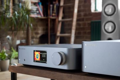 Cambridge Audion EDGE NQ -verkkosoidinsoitin, hopeanharmaa, etunäkymä, jossa näytöllä värillinen albumin kansikuva
