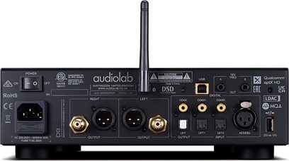 Audiolab D9 svart DAC-ljudomvandlare i metallhölje, bakre vy med central antenn, strömbrytare, IEC-kontakt, XLR- och RCA-utgångar, optiska, koaxiala, USB- och AES/EBU-portar