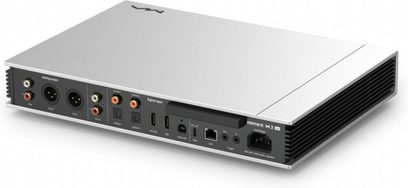 Lecteur audio réseau Matrix Audio Element X2 Pure argenté en aluminium brossé, vue arrière trois‑quarts, boîtier plat avec flancs noirs à ailettes et rangée de ports RCA, XLR, optiques, USB, HDMI‑ARC, Ethernet et prise secteur