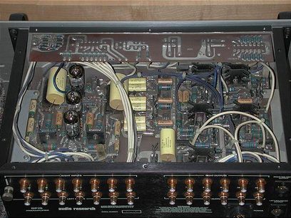 Indvendigt syn af en Audio Research SP15 forstærker, der viser de elektroniske komponenter på et metalchassis