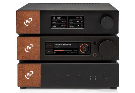 Dreiteiliges schwarzes Ferrum-Hi-Fi-Set in Frontansicht mit kupferfarbenen Frontblenden, Displays und Drehreglern