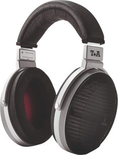 Nyitott vezetékes hi-fi fejhallgató T+A Solitaire P ezüst színű alumíniumból, fekete bőrrel bélelt fejpánttal, széles, kör alakú, fekete fémrácsos és belül piros hallókkal, háromnegyedes előlátás