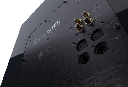 Subwoofer D215s Perlisten čierny lakovaný, detail zadnej strany, pozlátené konektory, vstupy a výstupy XLR, textúrovaný povrch