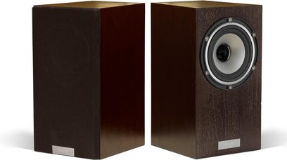 To Tannoy XT Mini bogreolhøjttalere i mørkt valnøddetræ, set forfra, på ensfarvet brun baggrund