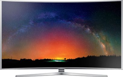 Samsung UE55JS9000 buet TV, der viser en farverig stjernehimmel over en mørk skov