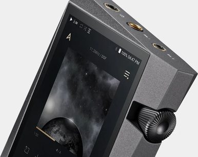 Přenosný audiofilní přehrávač Astell&Kern SR25 MKII v kovově šedém provedení, detailní pohled zepředu, rozsvícený displej zobrazující informace
