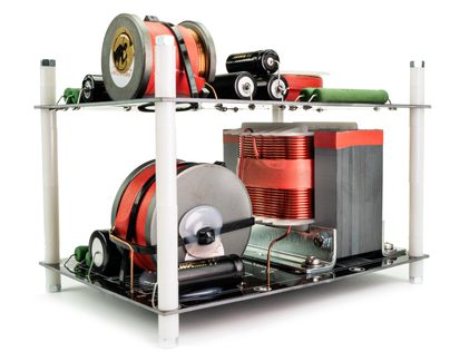 Dobbelttrins elektronisk opbygning med kobberspoler og transformer på chassis, eksperimentelt strømforsyningsmodul